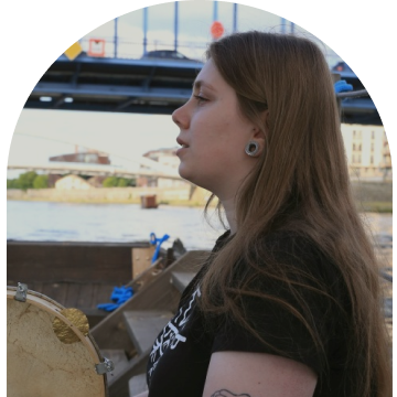 Julia z kapeli Siwka gra na barabanie i śpiewa